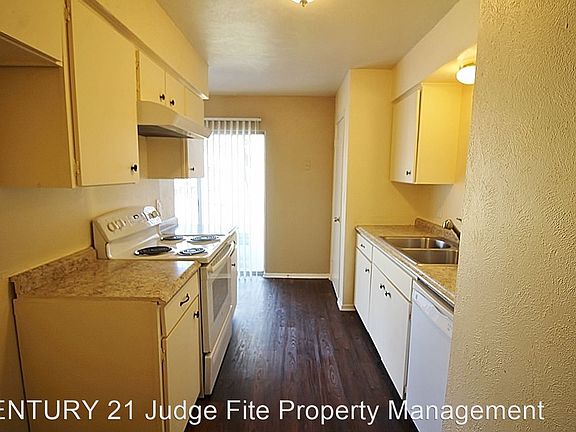 4th image of 853 Stanford Dr