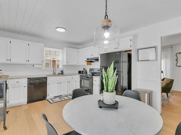 213 Landwood Ave — Photo 9