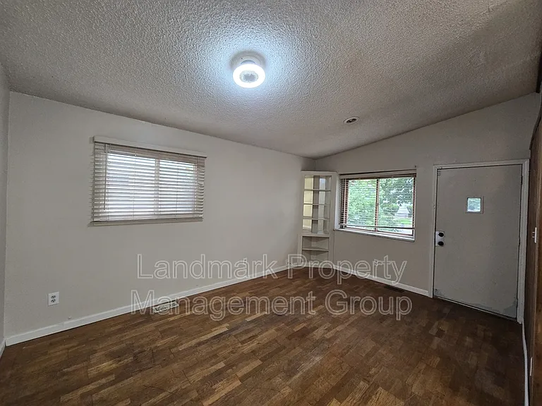 20083 Salem St — Photo 4