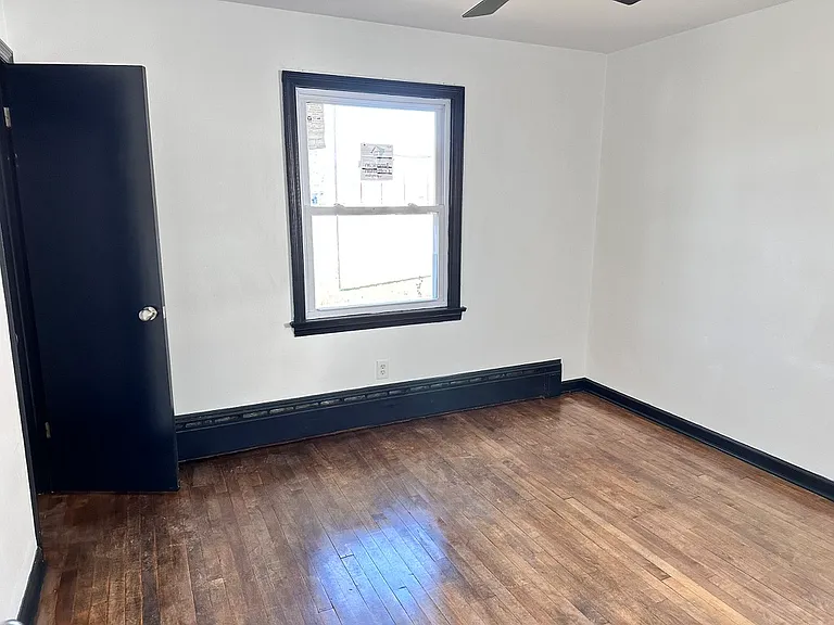 911 Broadway Ave — Photo 15