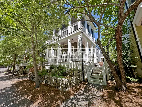 216 Hawthorn St Photo 1