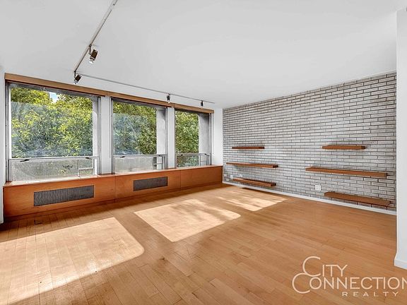 2nd image of 300 E 33rd St APT 4B