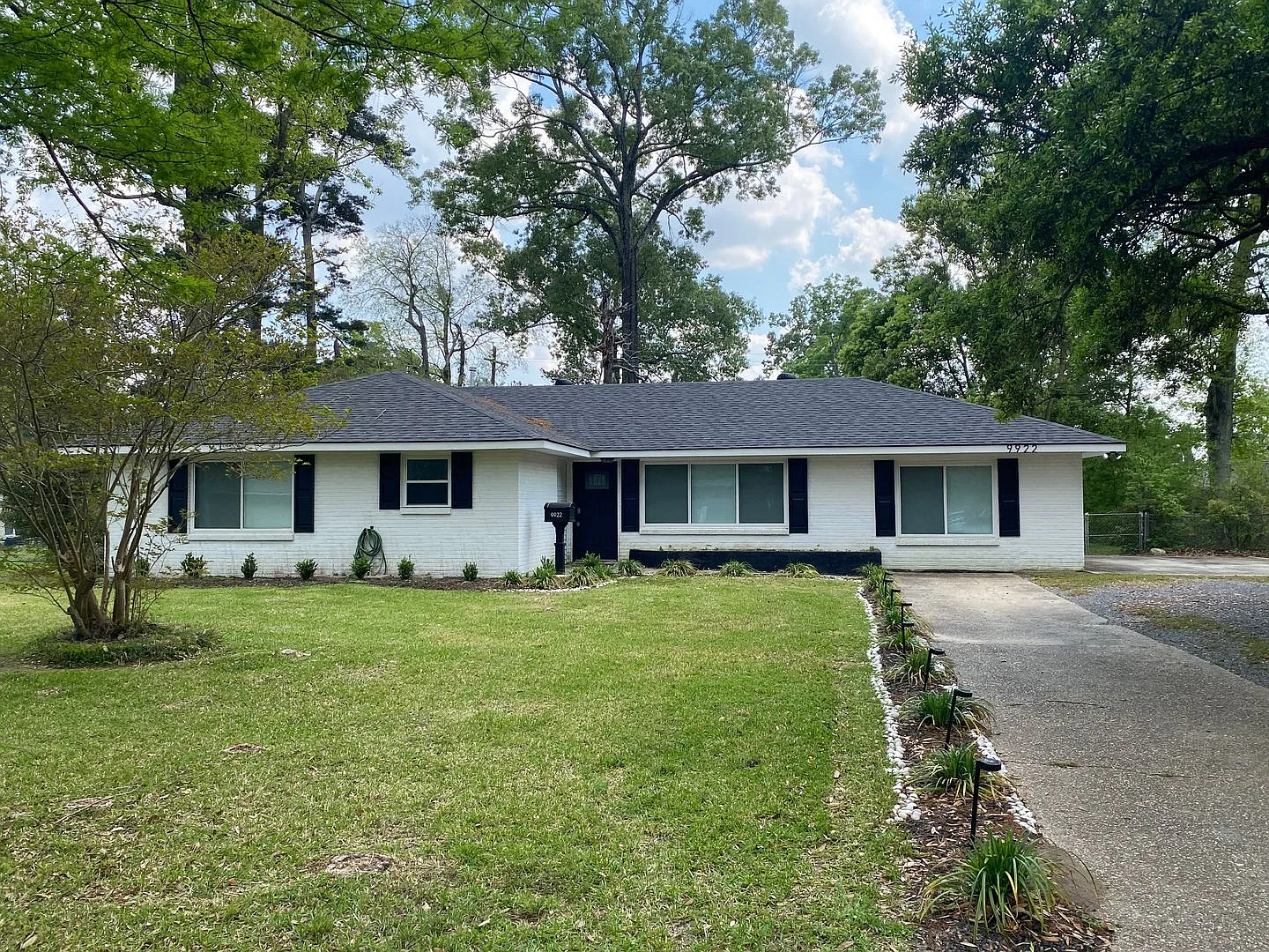 Price Drop plus $500 off First Month's Rent Modern Comfort in a Prime Baton Rouge Location — Photo 1