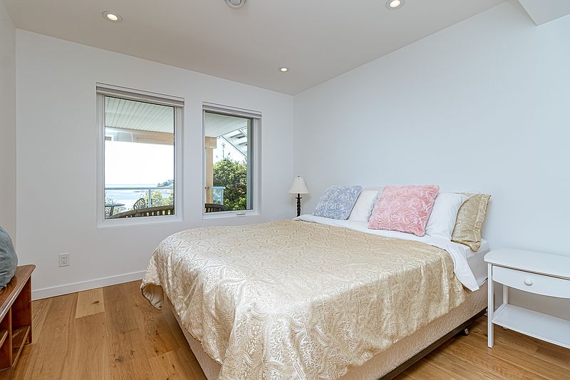 Oak Bay House for rent - 2 Bedrooms — photo 9