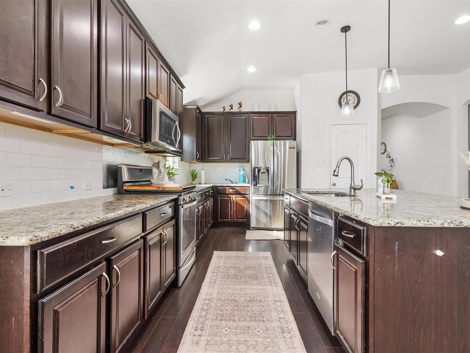 3 bed, 2.0 bath, 2260 sqft, $2,450 — Photo 3