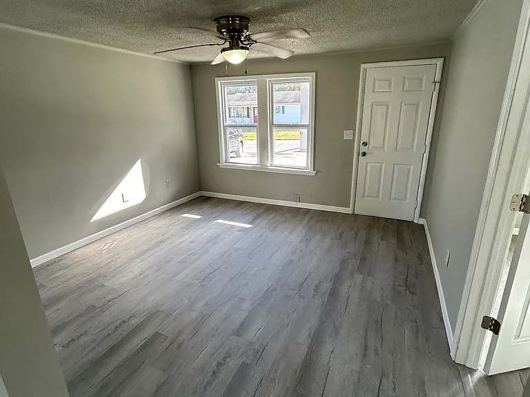 832 E Elgin Pl — Photo 6