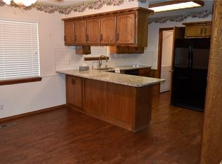 710 S Main St, Canute, OK 73626