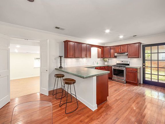 3rd image of 571 Westmoreland Pl