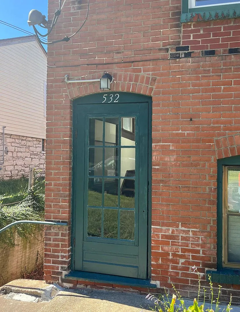 Two Bedroom upstairs apartment in Alton — Photo 1