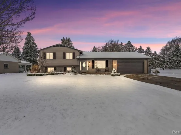 38485 Manchester St, Clinton Township, MI 48036