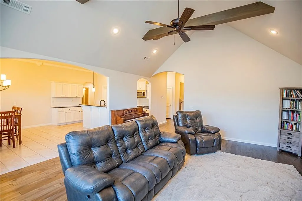 5 bed, 2624 sqft, $2,495 — Photo 4
