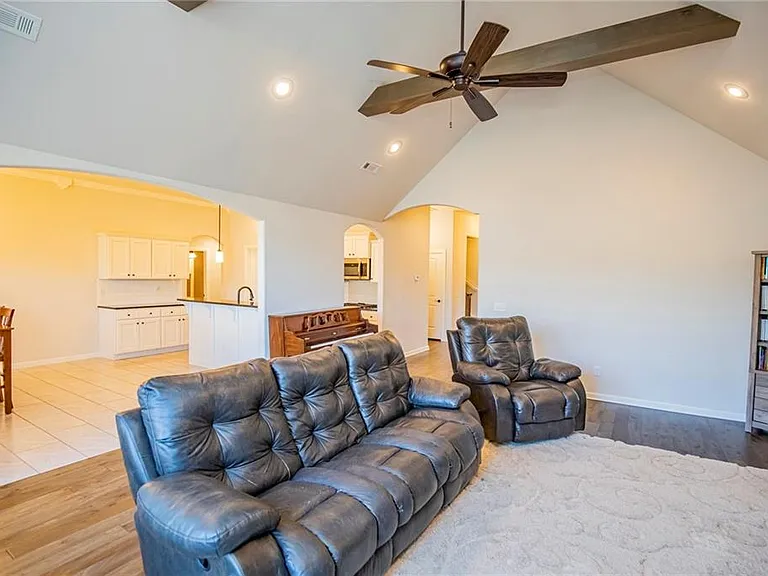 1700 Abbey Ln — Photo 5