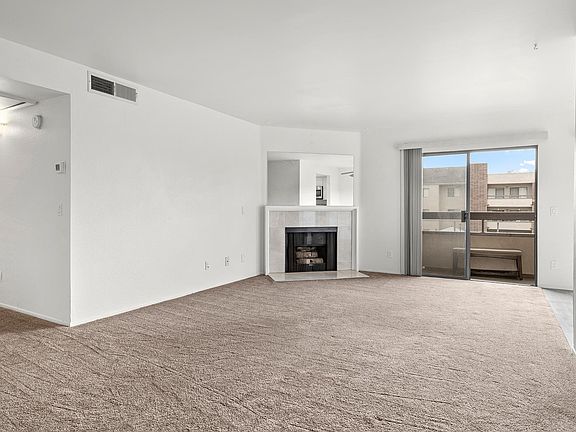 3rd image of 424 Oak St Floor 2