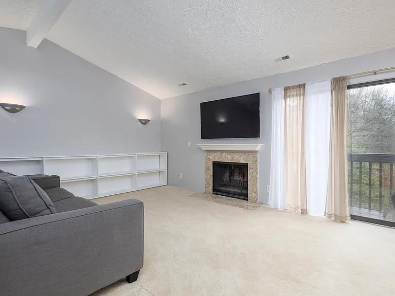 24285 Evergreen Rd — Photo 3