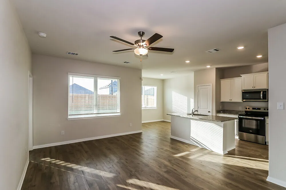 3 bed, 2.0 bath, 1420 sqft, $1,815 — Photo 3