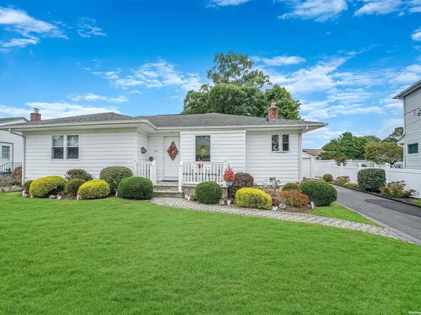 521 Poplar Lane, East Meadow, NY 11554
