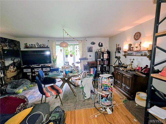 3rd image of 244 Evans St