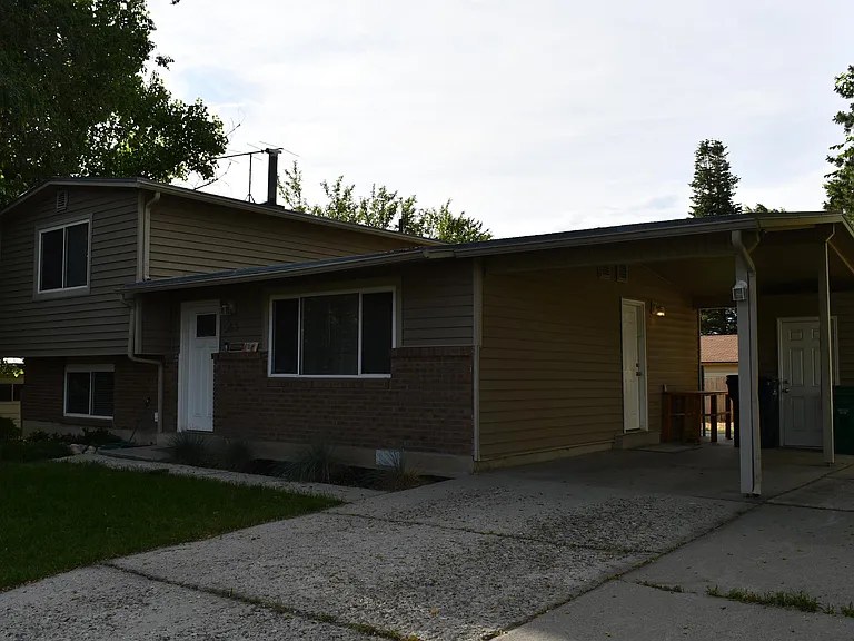 563 E Hilo St — Photo 2