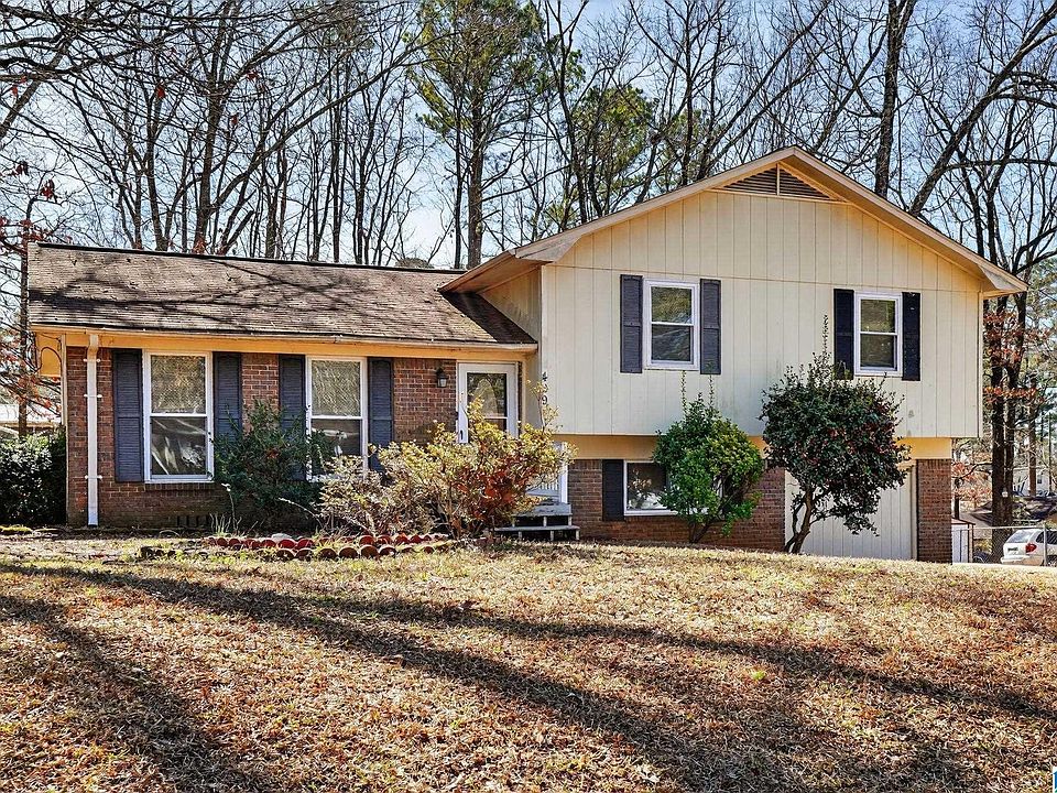 1st image of 429 Woodland Ct NE