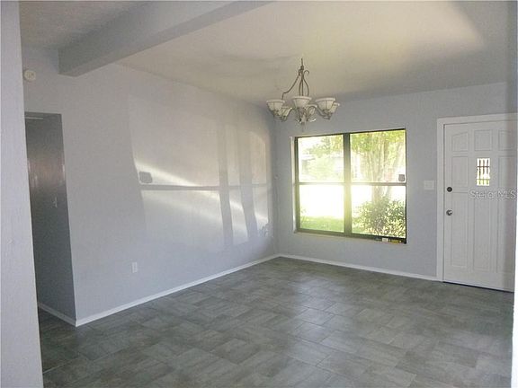 4th image of 555 Pinecrest Dr W