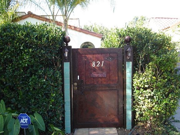 Courtyard entrance off sidewalk