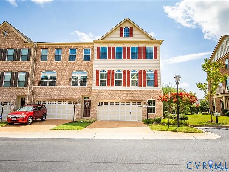 411 Siena Ln — Photo 2
