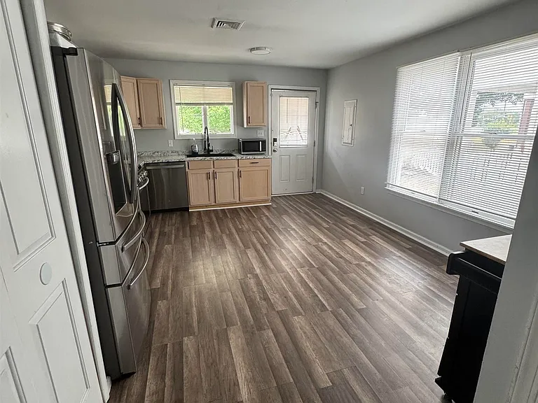 325 N Ohio Ave — Photo 10