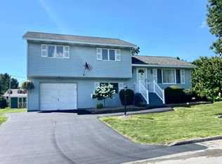 11 Village Ln W, Amsterdam, NY 12010