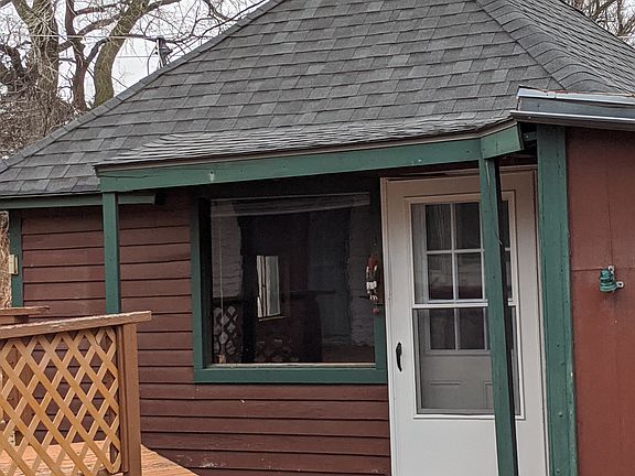 Bonus building behind house.