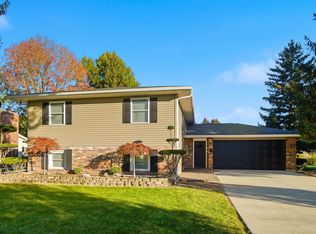 906 Aster Dr, Wapakoneta, OH 45895