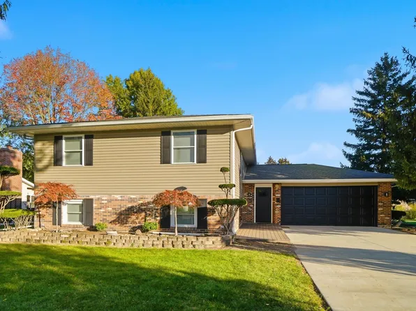 906 Aster Dr, Wapakoneta, OH 45895