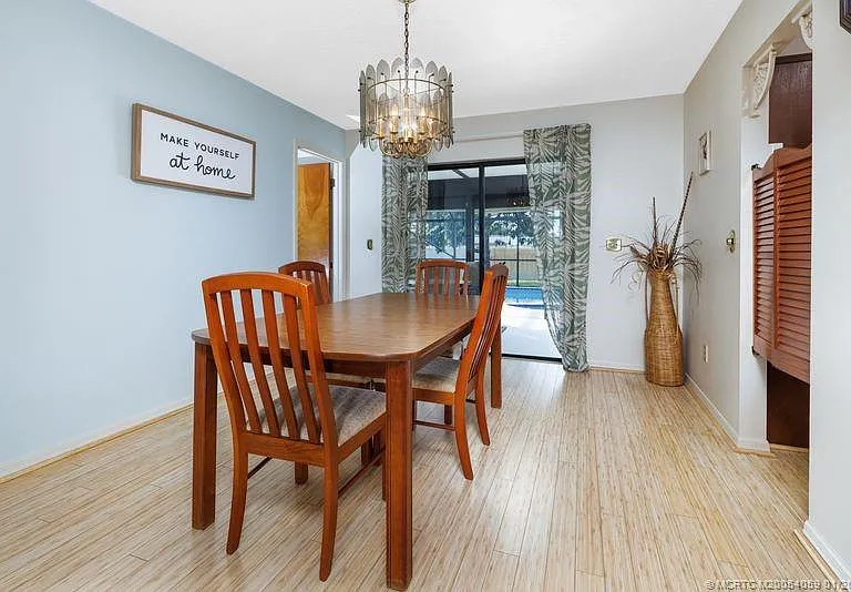 160 SE Duxbury Ave — Photo 9