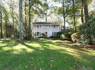 4 Kodiak Dr, Woodbury, NY 11797