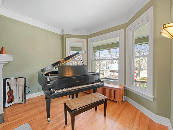 3rd image of 532 Woodbine Ave