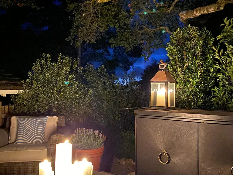 A quiet evening enjoying the sound of ocean waves in the front courtyard