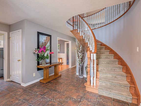 5th image of 55 Chartwell Cres