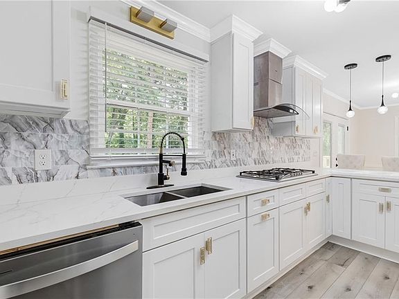 3rd image of 4373 Buckingham Cir