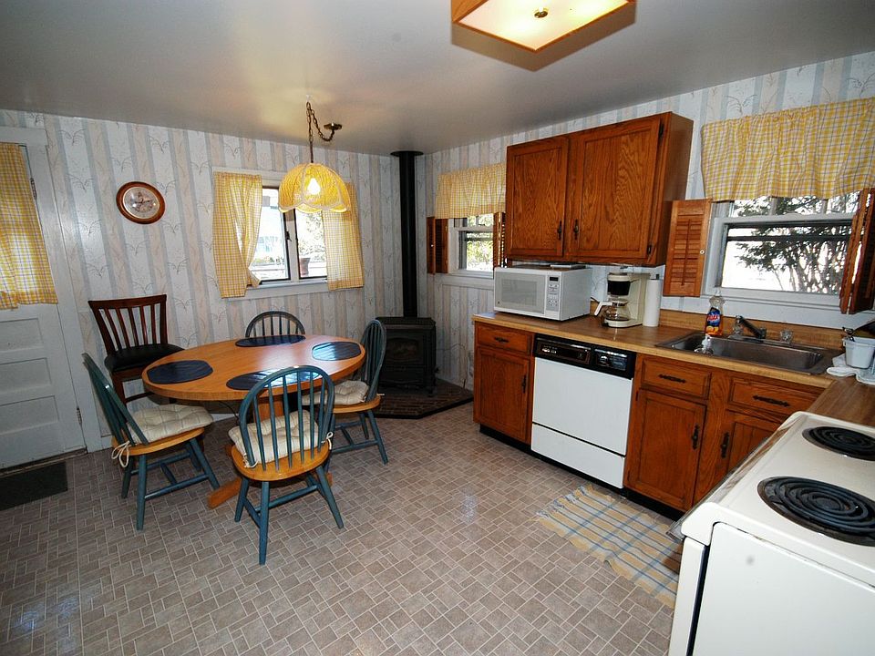 Kitchen w/stove