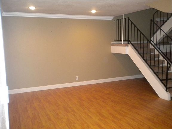 3rd image of 211 Fairway Glen Ln