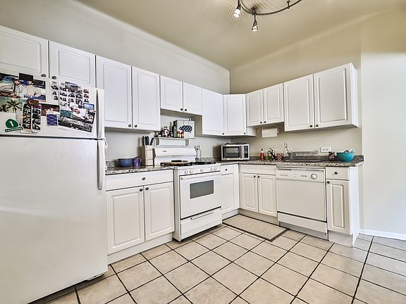 2nd image of 938 N Hoyne Ave #2R