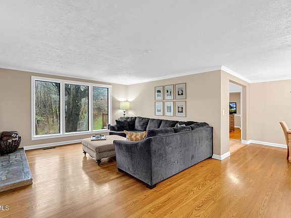 2nd image of 700 Edgewood Dr