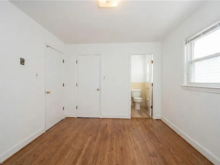 2400 Queen St — Photo 15