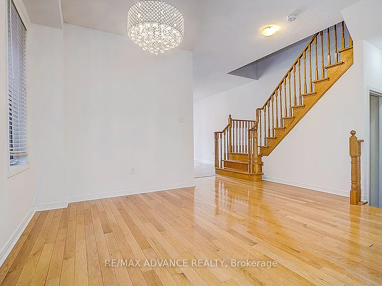137 Laramie Cres — Photo 4