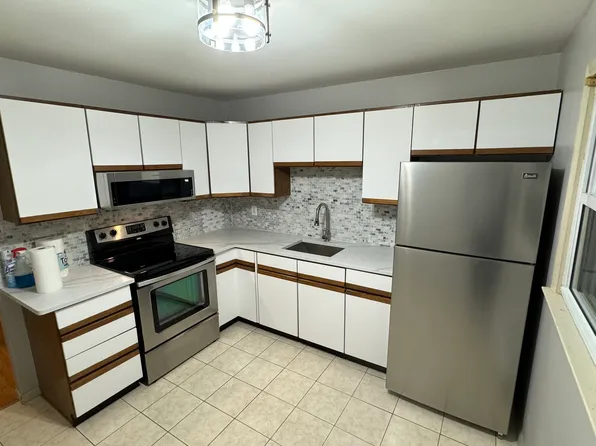 102 Pumpkin Hill Rd APT 7, New Milford, CT 06776