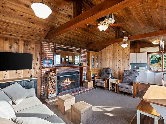 Another view of your living room showing partial view of the kitchen. >