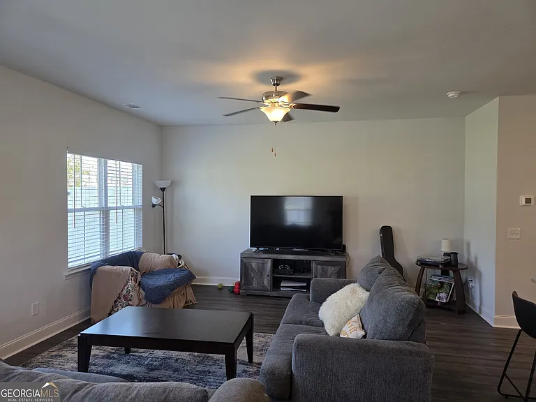 541 Governor Treutlen Cir — Photo 4
