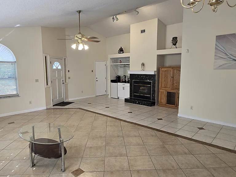 176 N Roscoe Blvd — Photo 4