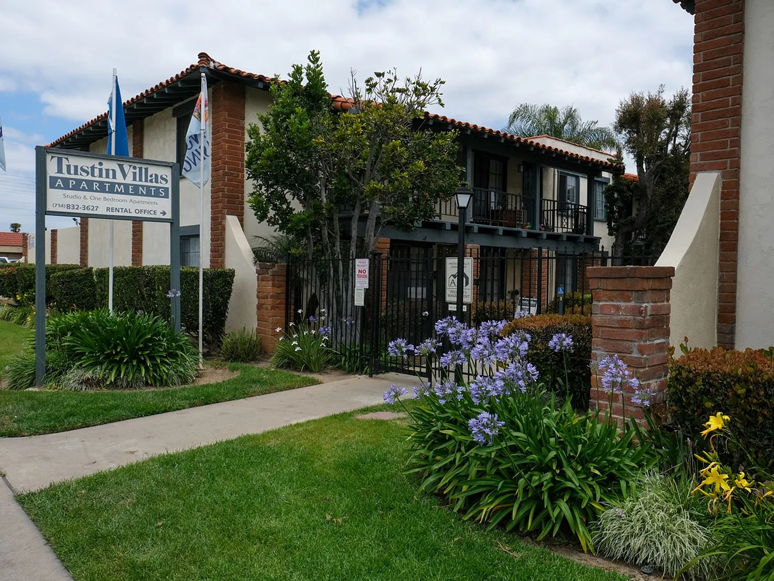 Tustin Villas — Photo 2