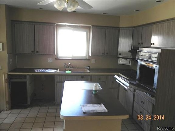 4th image of 24747 Pierce Ave