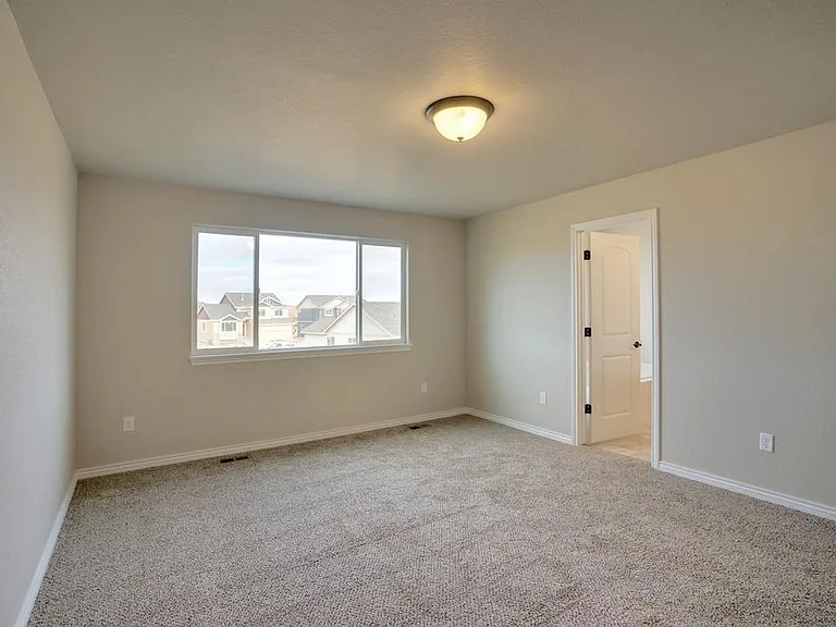 1525 Heirloom Dr — Photo 35